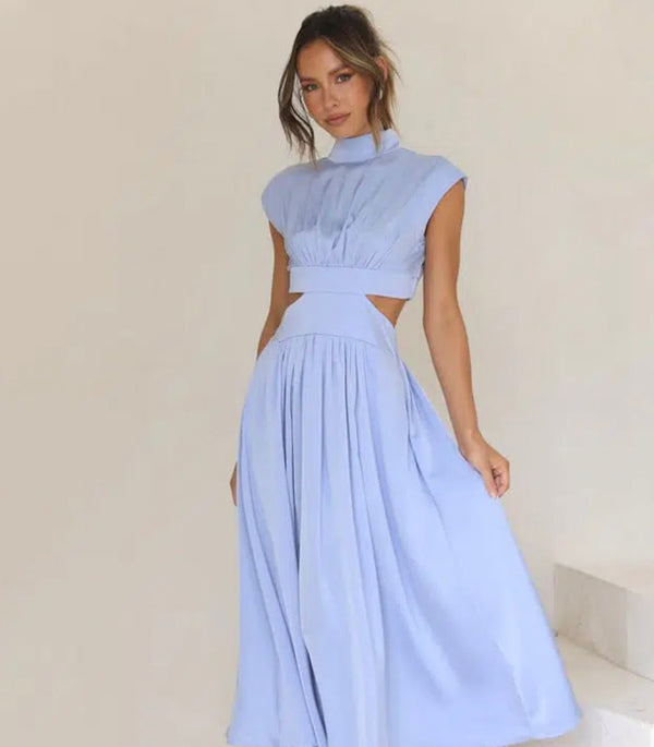 Langes Kleid mit Stehkragen und Aussparungen