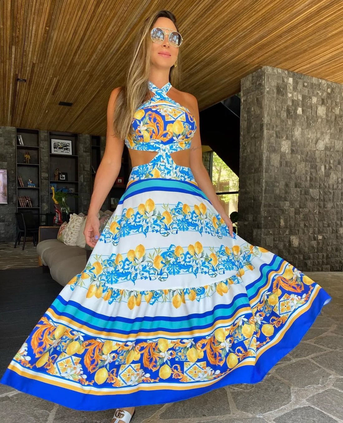 Maxikleid mit Halterform und Aussparungen