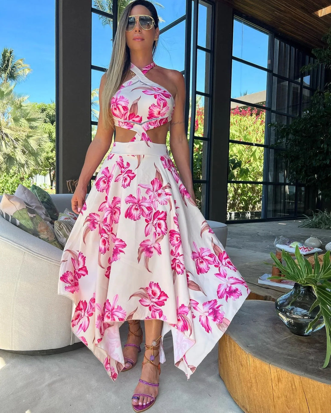 Maxikleid mit Halterform und Aussparungen