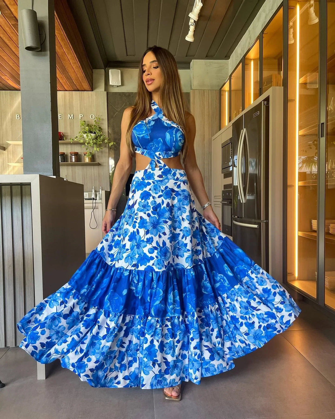 Maxikleid mit Halterform und Aussparungen