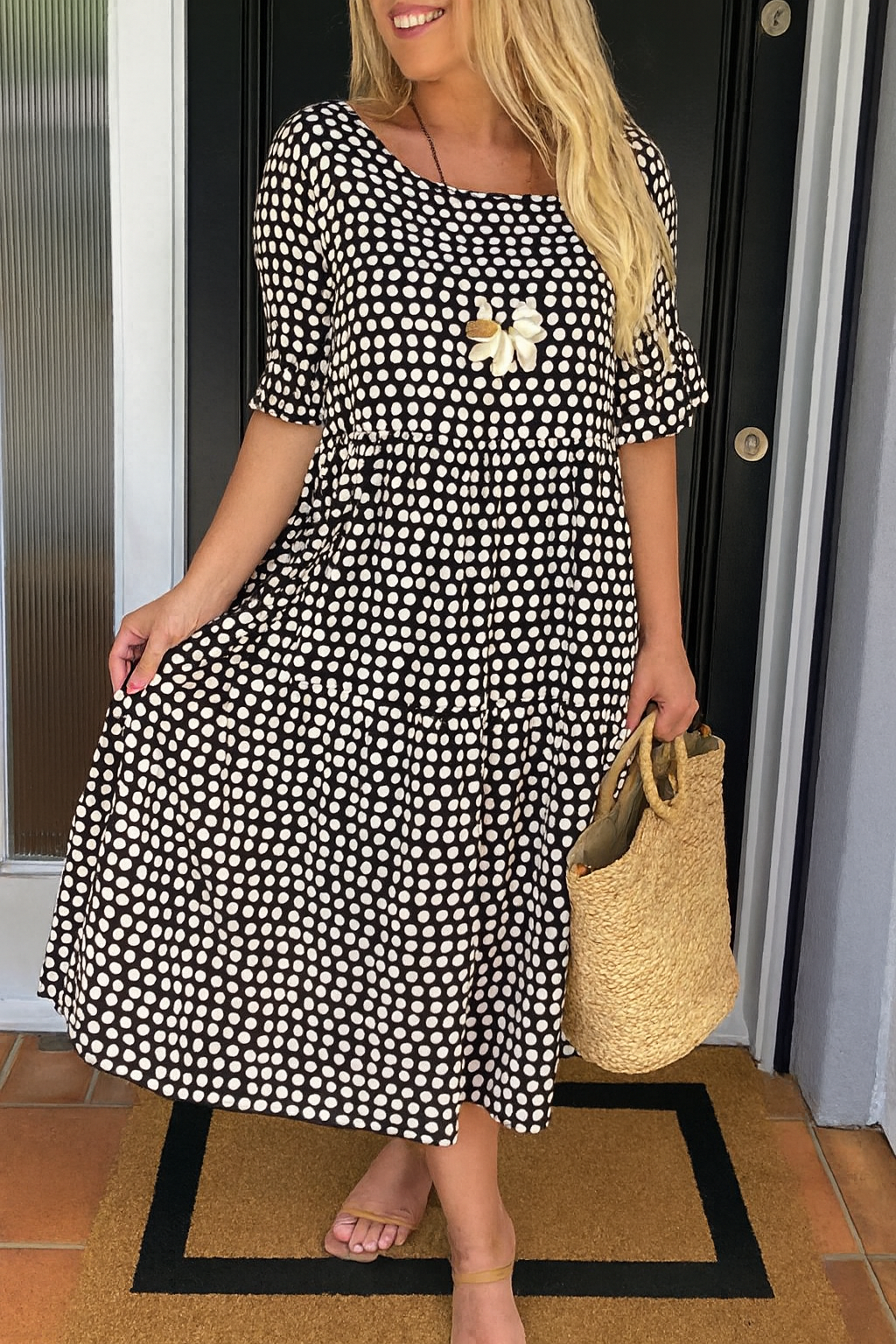 Midikleid mit Punkten und kurzen Ärmeln
