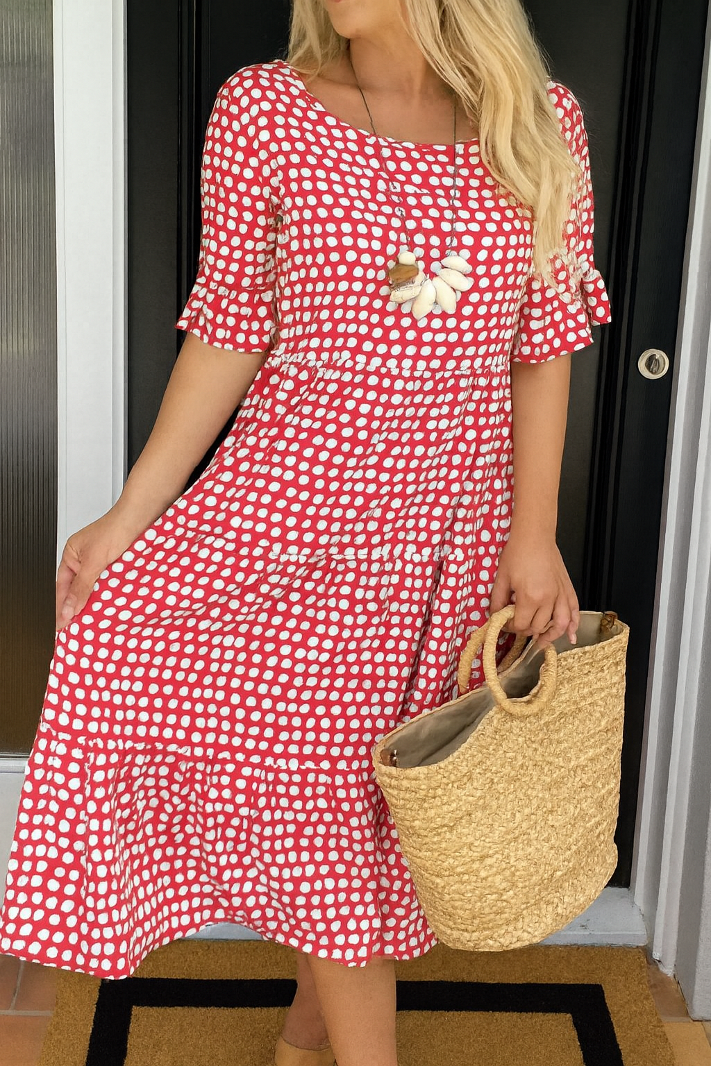 Midikleid mit Punkten und kurzen Ärmeln