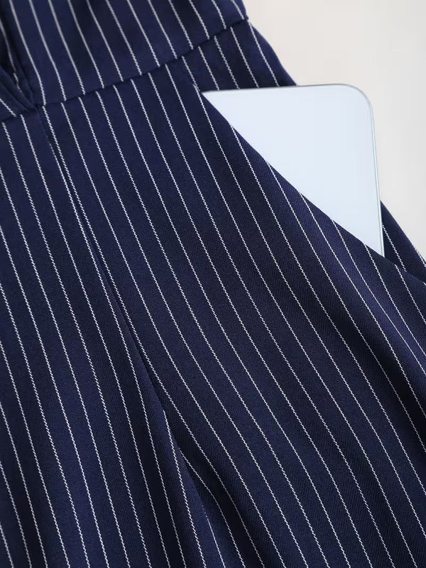 Mittellanges Kleid mit kurzen Ärmeln und Kragen
