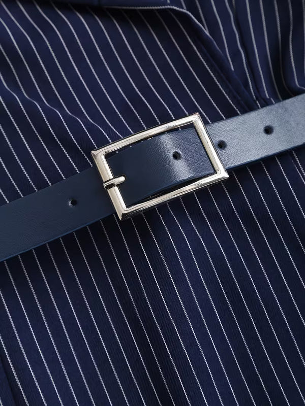 Mittellanges Kleid mit kurzen Ärmeln und Kragen
