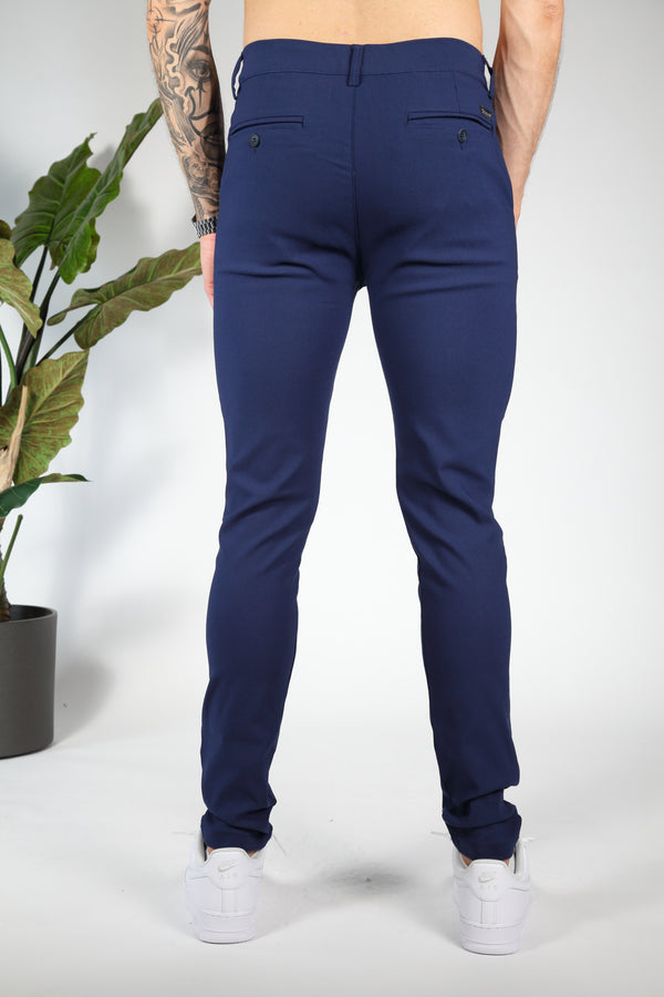 Moderne Hose mit schlanker Form und klarem Schnitt