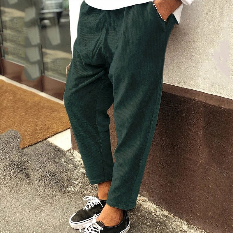 Moderne Herrenhose mit weiter Form
