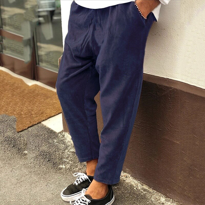 Moderne Herrenhose mit weiter Form