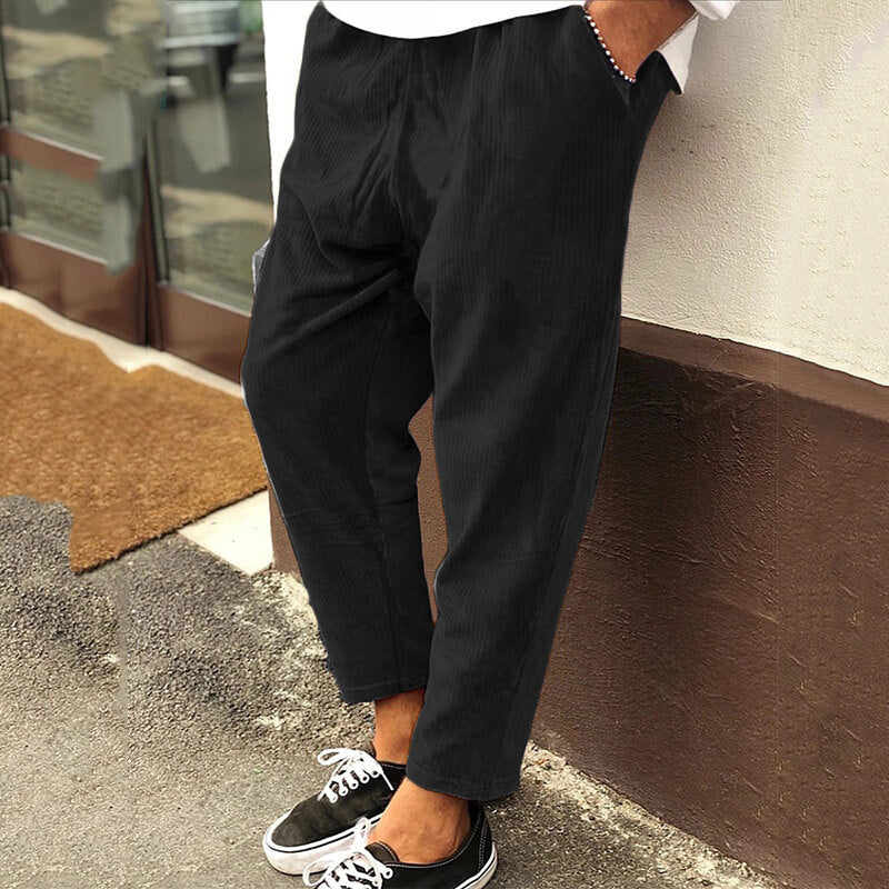 Moderne Herrenhose mit weiter Form