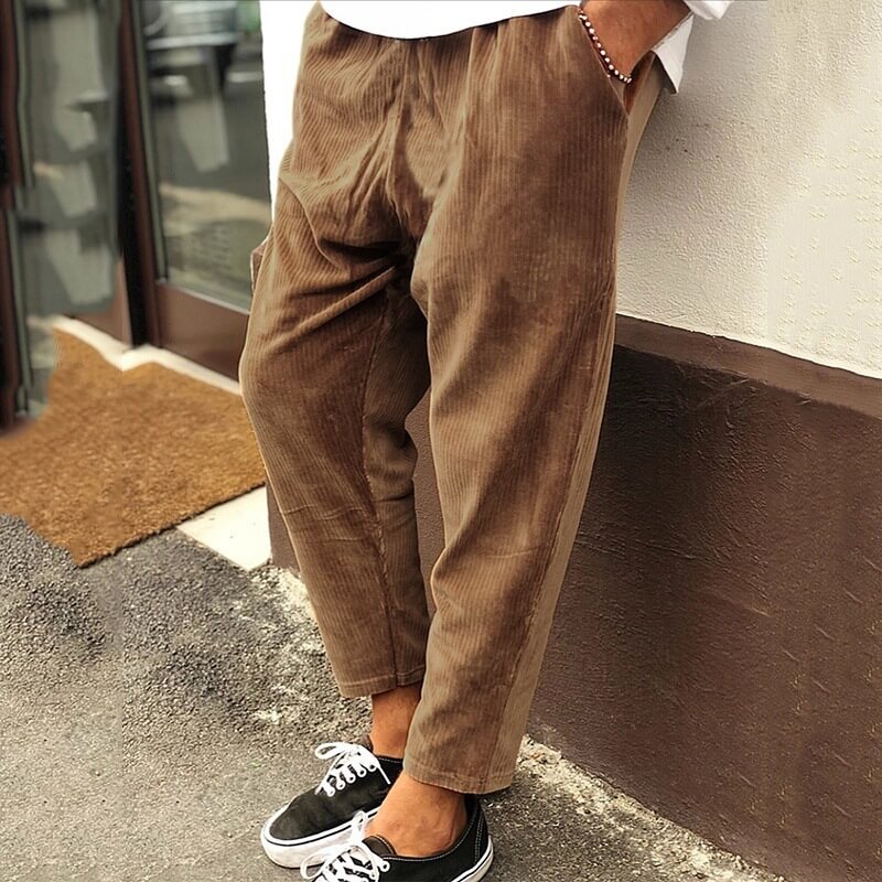 Moderne Herrenhose mit weiter Form