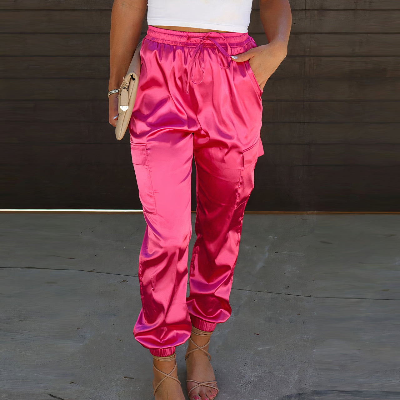 Damenhose mit mehreren sichtbaren Taschen