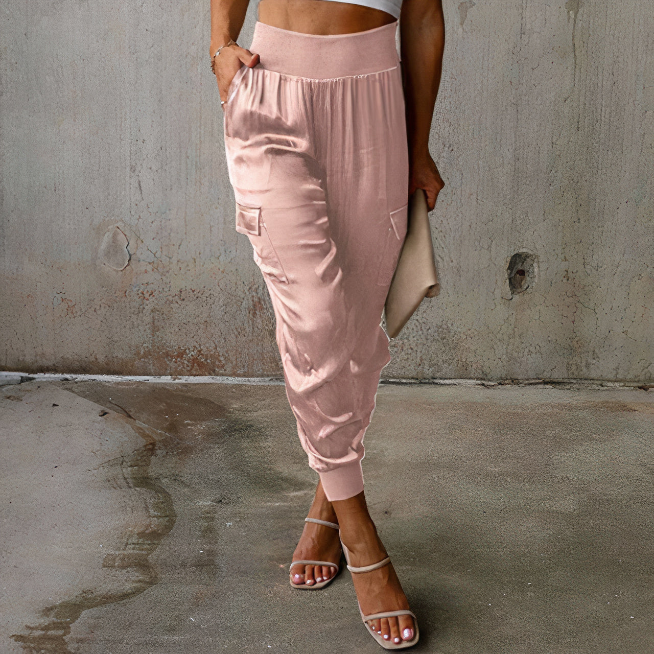 Damenhose mit mehreren sichtbaren Taschen