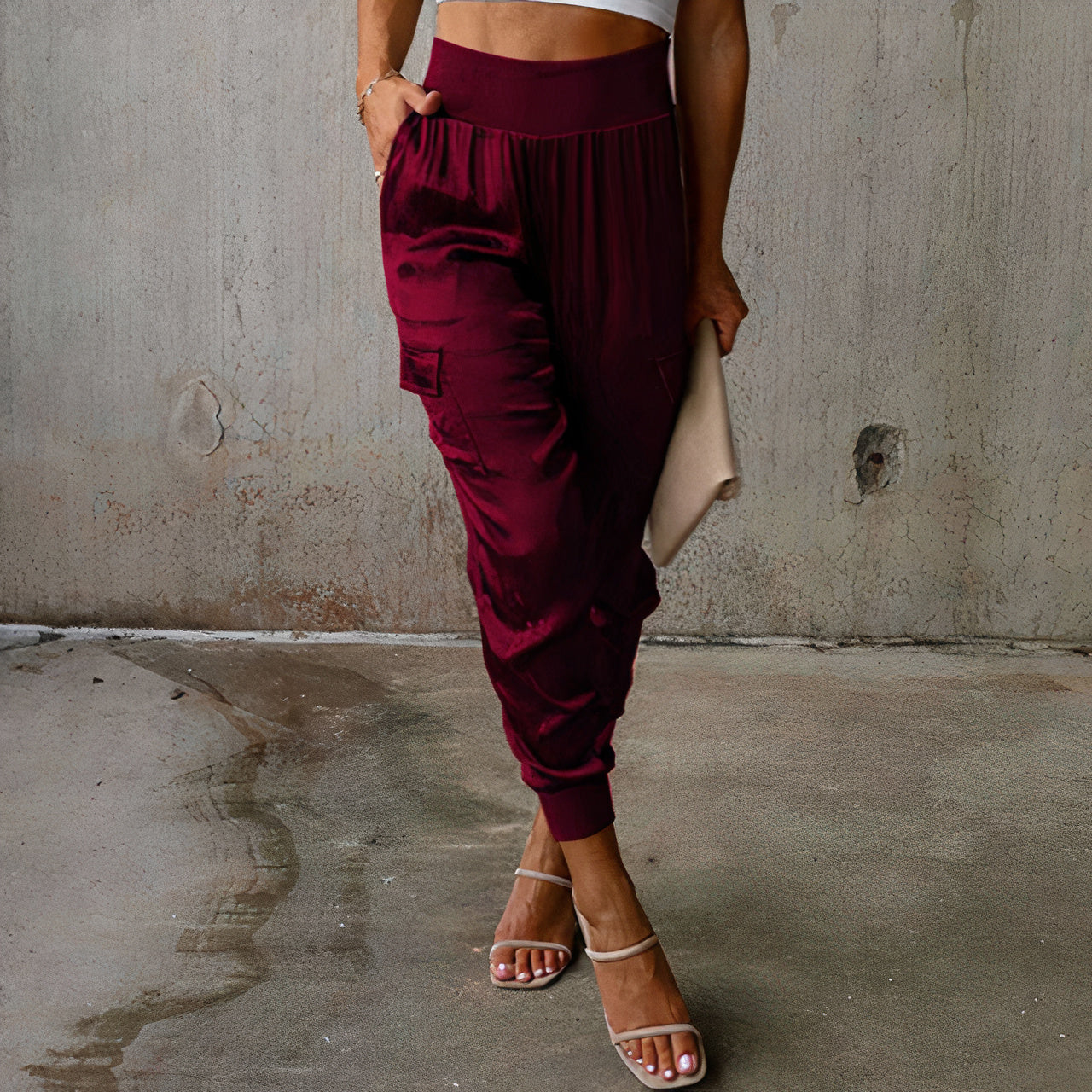 Damenhose mit mehreren sichtbaren Taschen