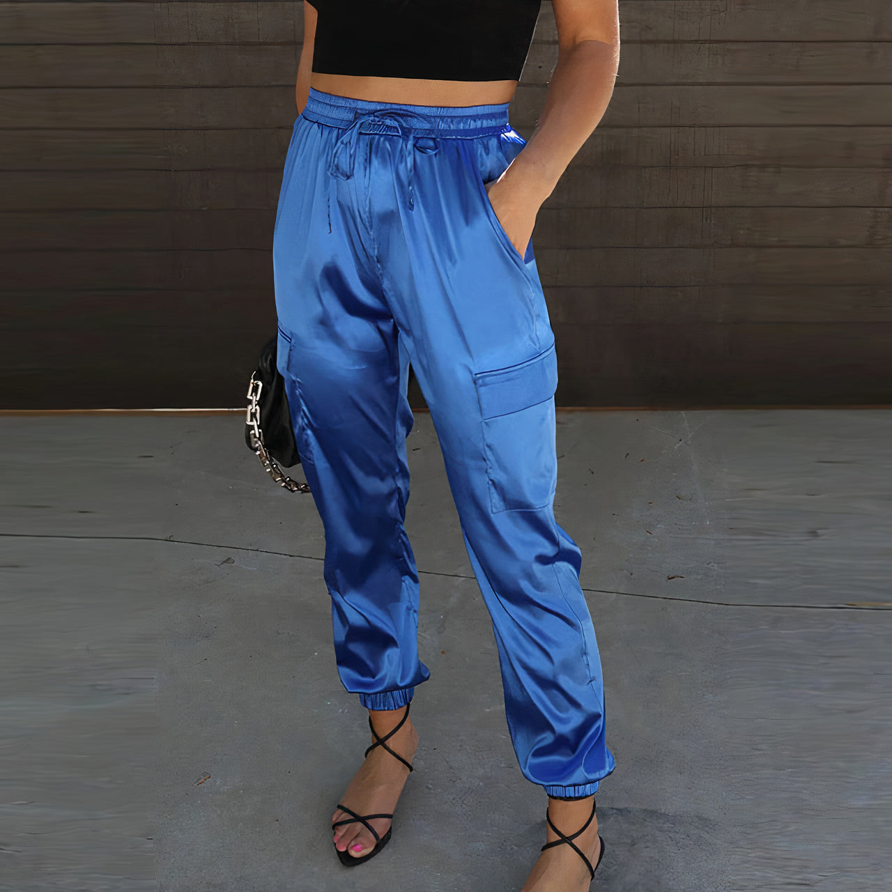 Damenhose mit mehreren sichtbaren Taschen