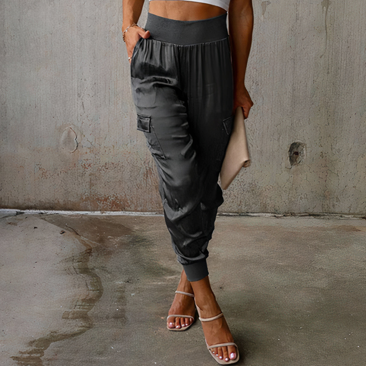 Damenhose mit mehreren sichtbaren Taschen