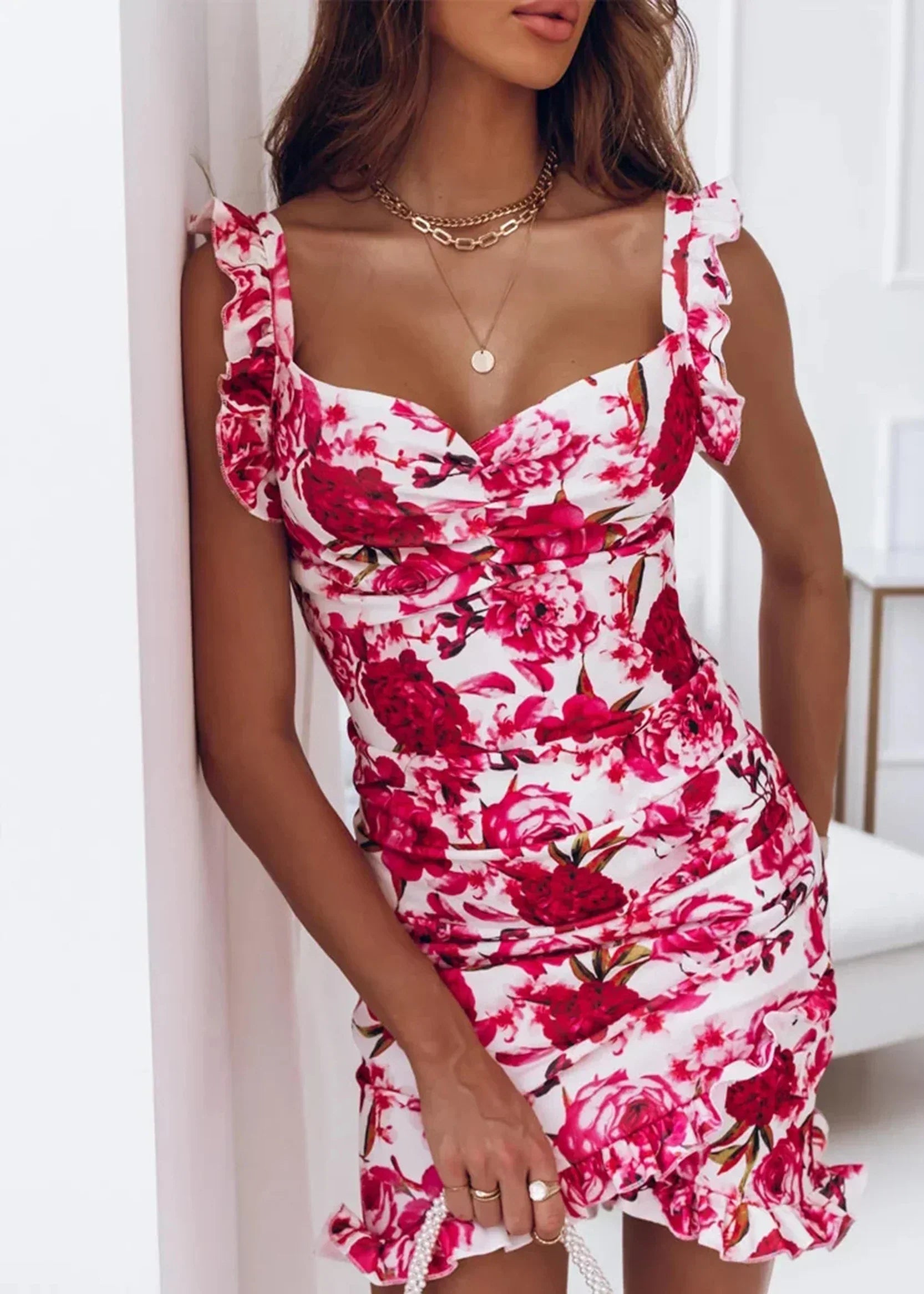 Kurzes Kleid mit Rüschen und lebendiger Formgebung