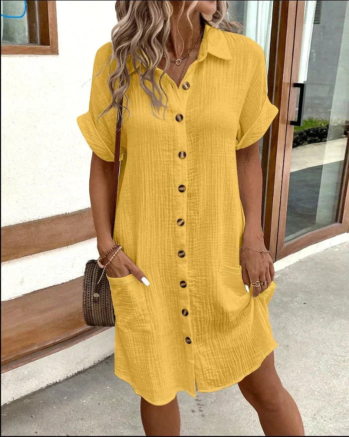 Kleid mit Knöpfen und kurzen Ärmeln