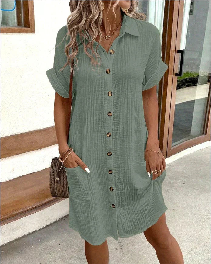 Kleid mit Knöpfen und kurzen Ärmeln