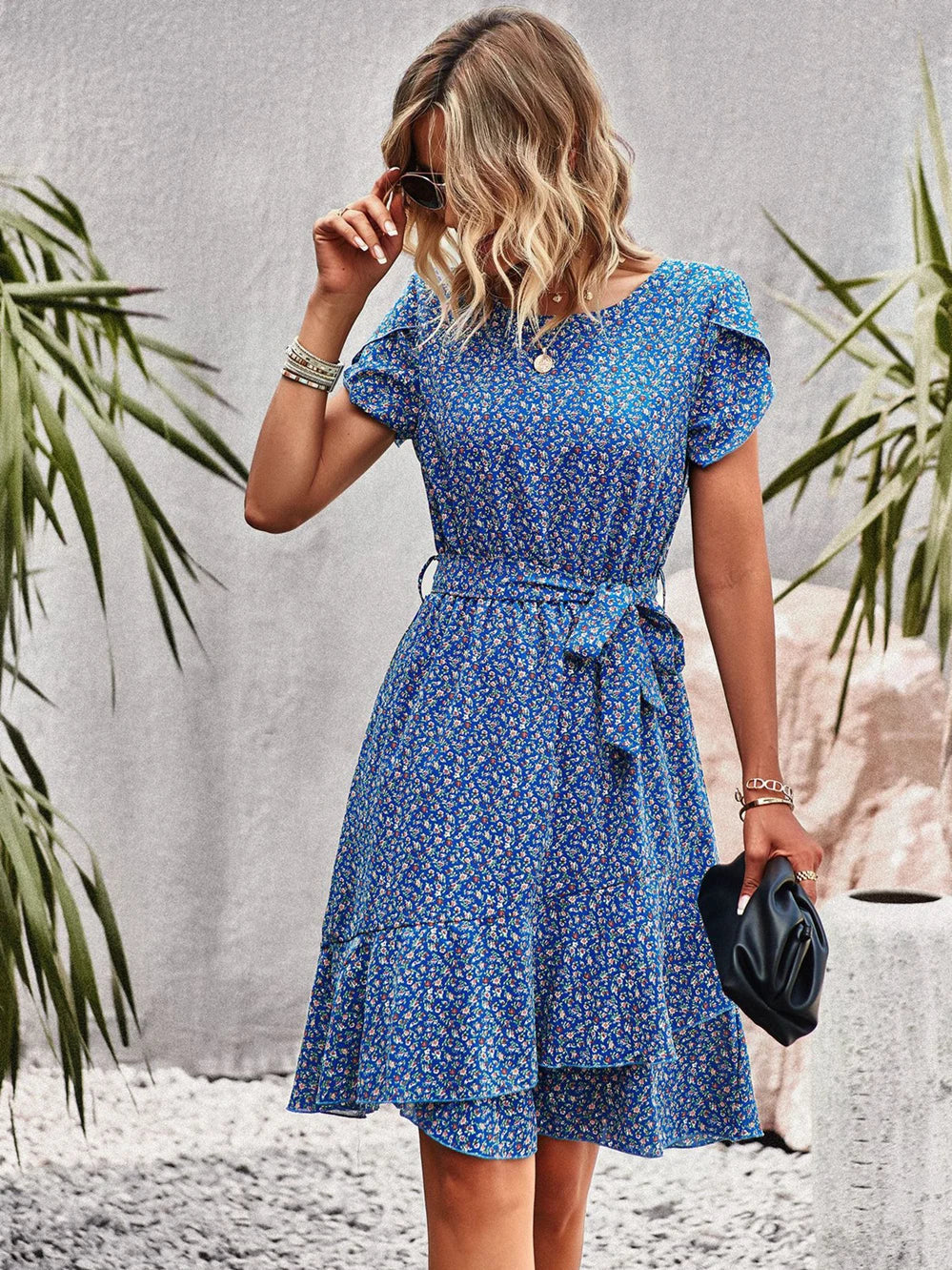 Sommerkleid mit Blumen und kurzen Ärmeln