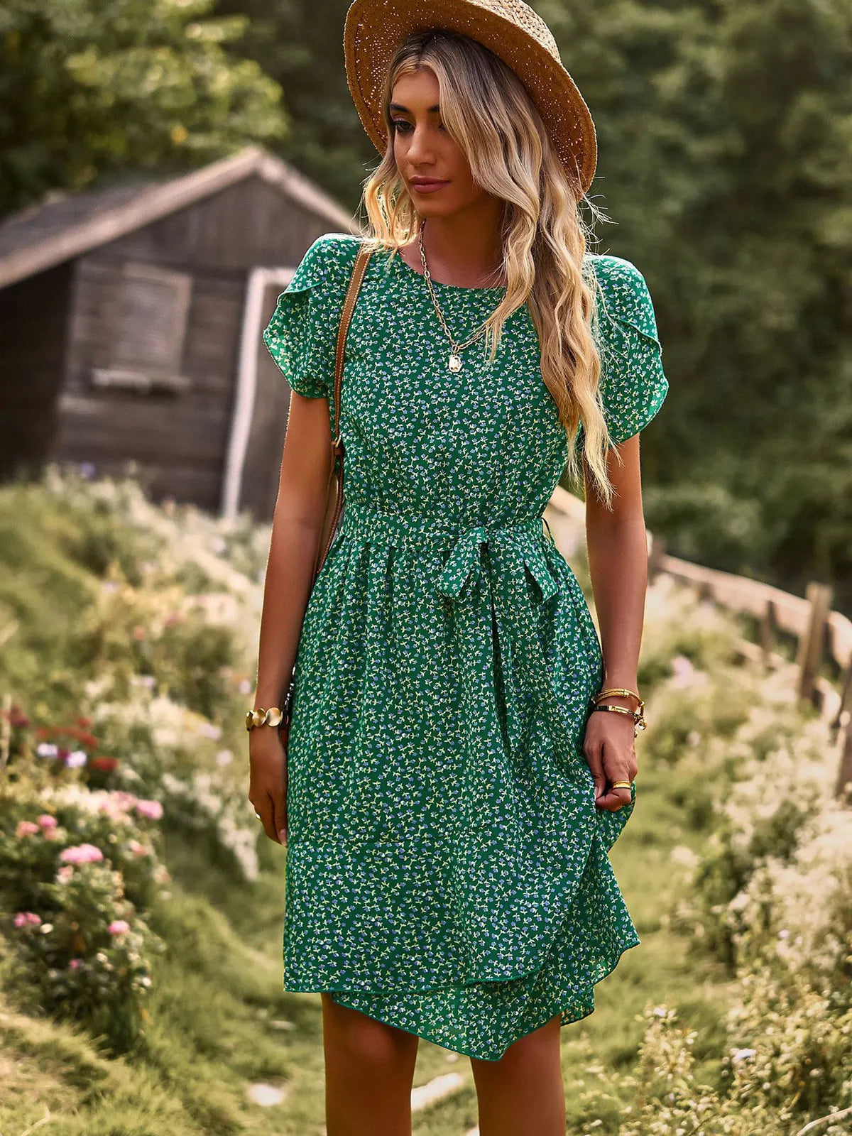 Sommerkleid mit Blumen und kurzen Ärmeln