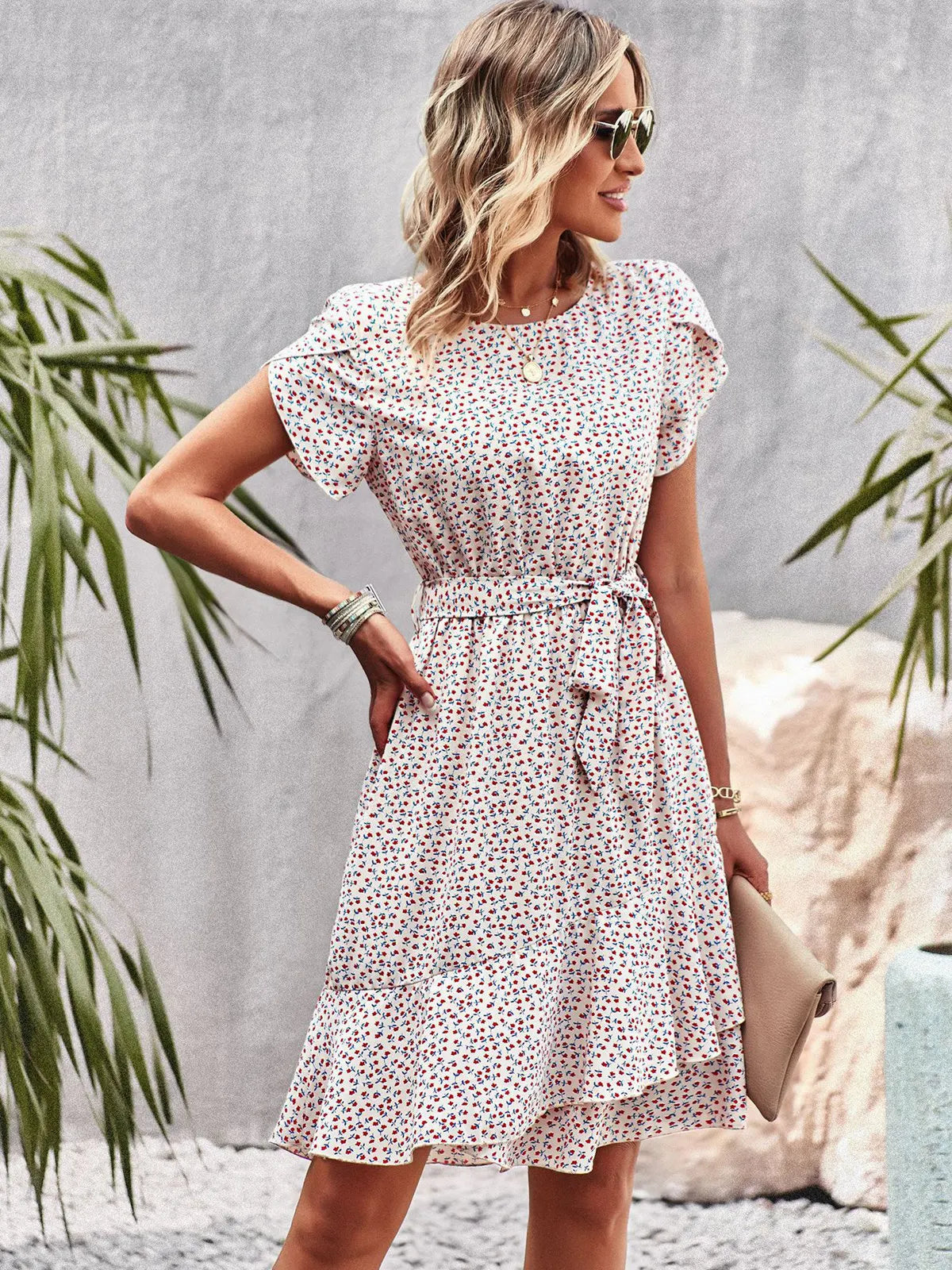 Sommerkleid mit Blumen und kurzen Ärmeln