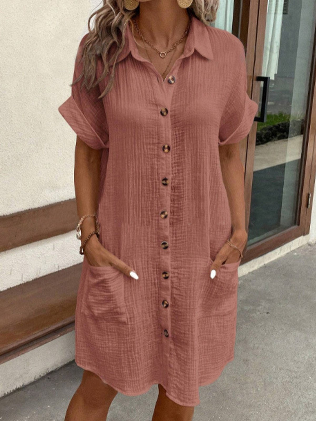 Sommerkleid mit Knöpfen und kurzen Ärmeln