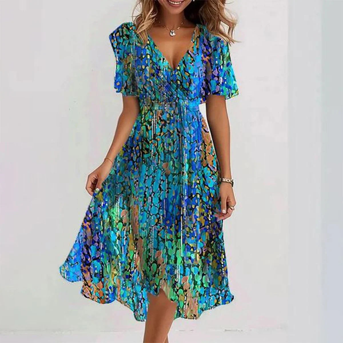 Sommerliches Midikleid mit Blumen und Wickelform