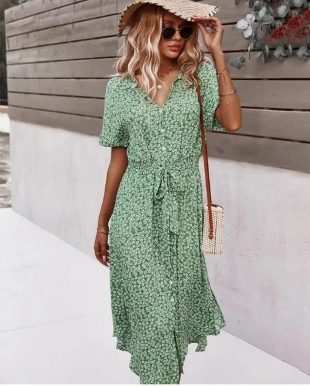 Sommerliches Midikleid mit floralem Muster und Knöpfen