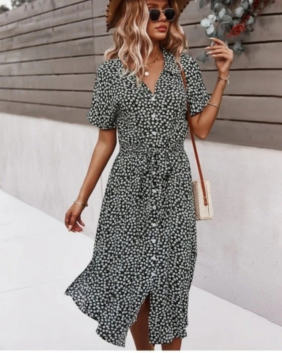 Sommerliches Midikleid mit floralem Muster und Knöpfen