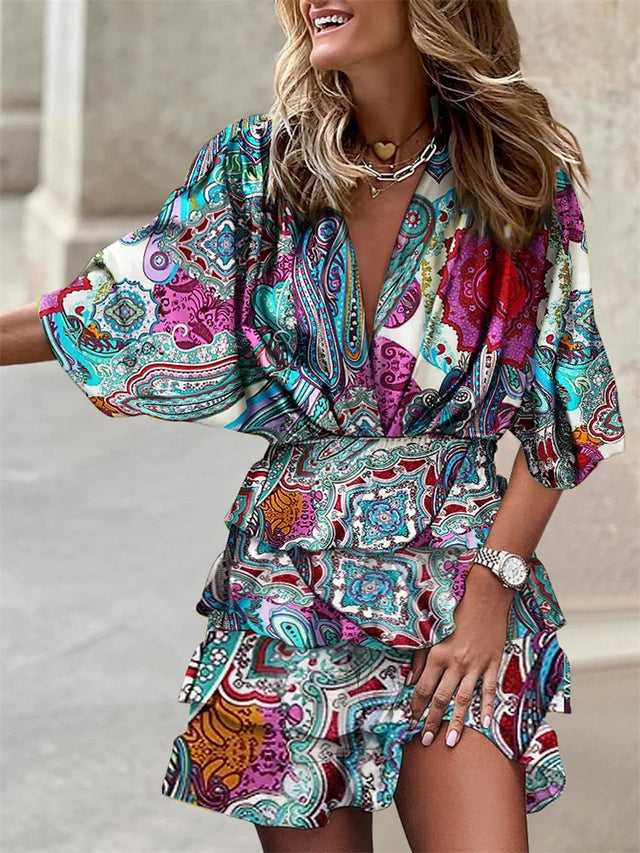 Sommerliches kurzes Kleid mit V-Ausschnitt und Rüschen
