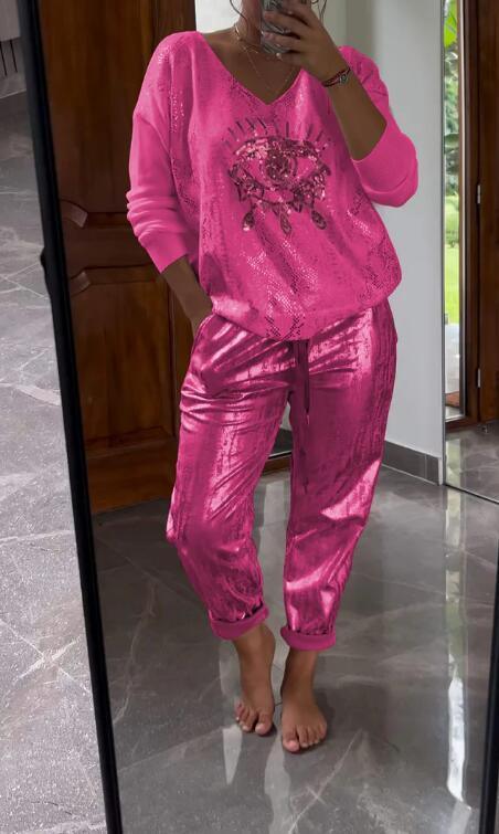 Stilvolles Outfit mit Top und glänzender Hose