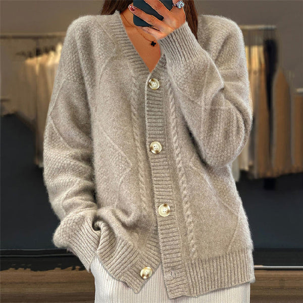 Vornehme Damenstrickjacke mit klassischer Knopfleiste