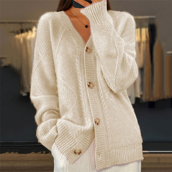 Vornehme Damenstrickjacke mit klassischer Knopfleiste