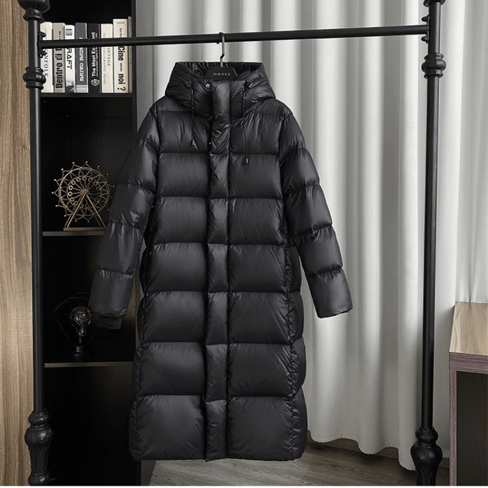 Vornehme lange Damenwinterjacke mit klarer Formgebung