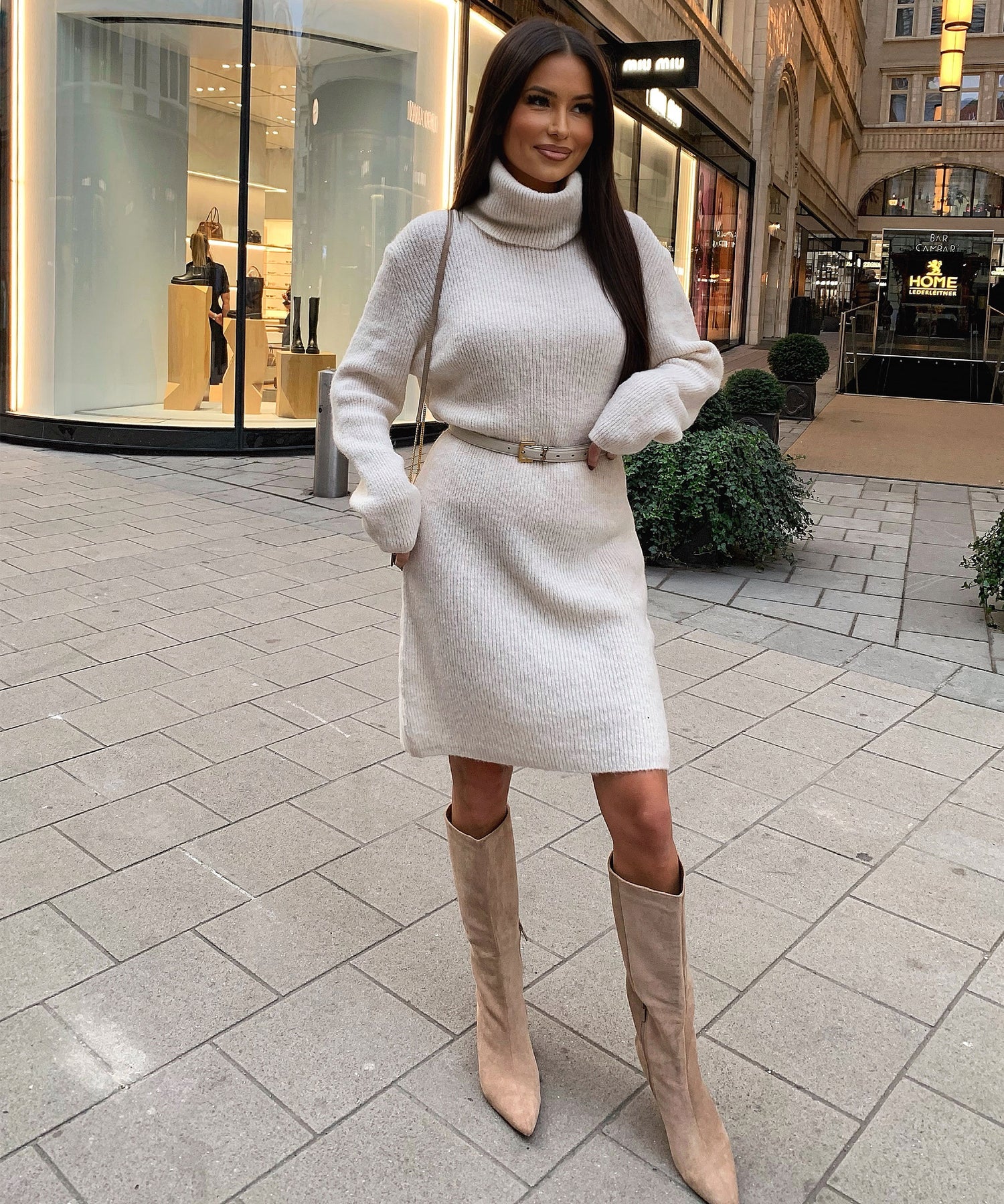 Vornehmes Damenkleid mit hohem Kragen