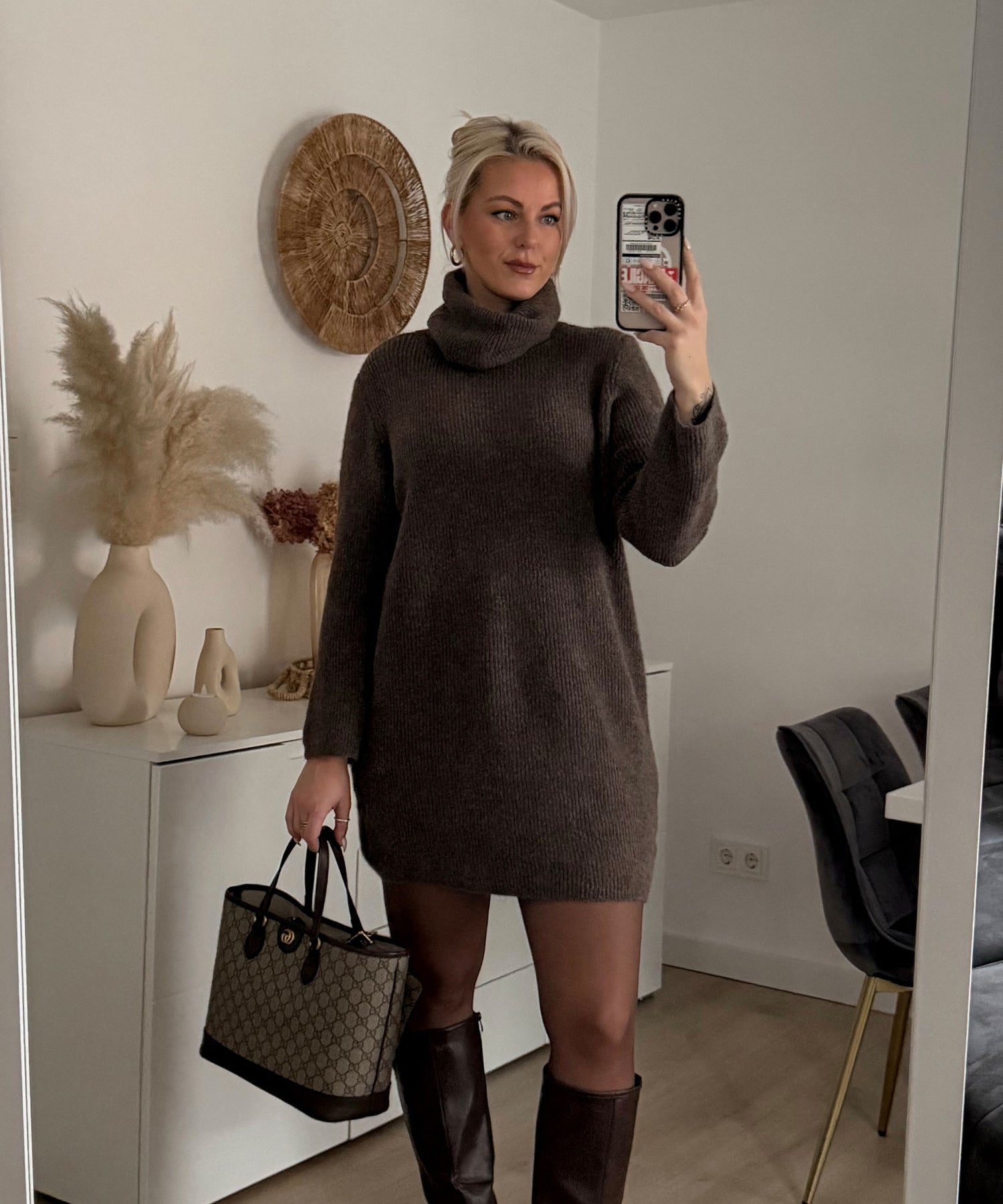 Vornehmes Damenkleid mit hohem Kragen