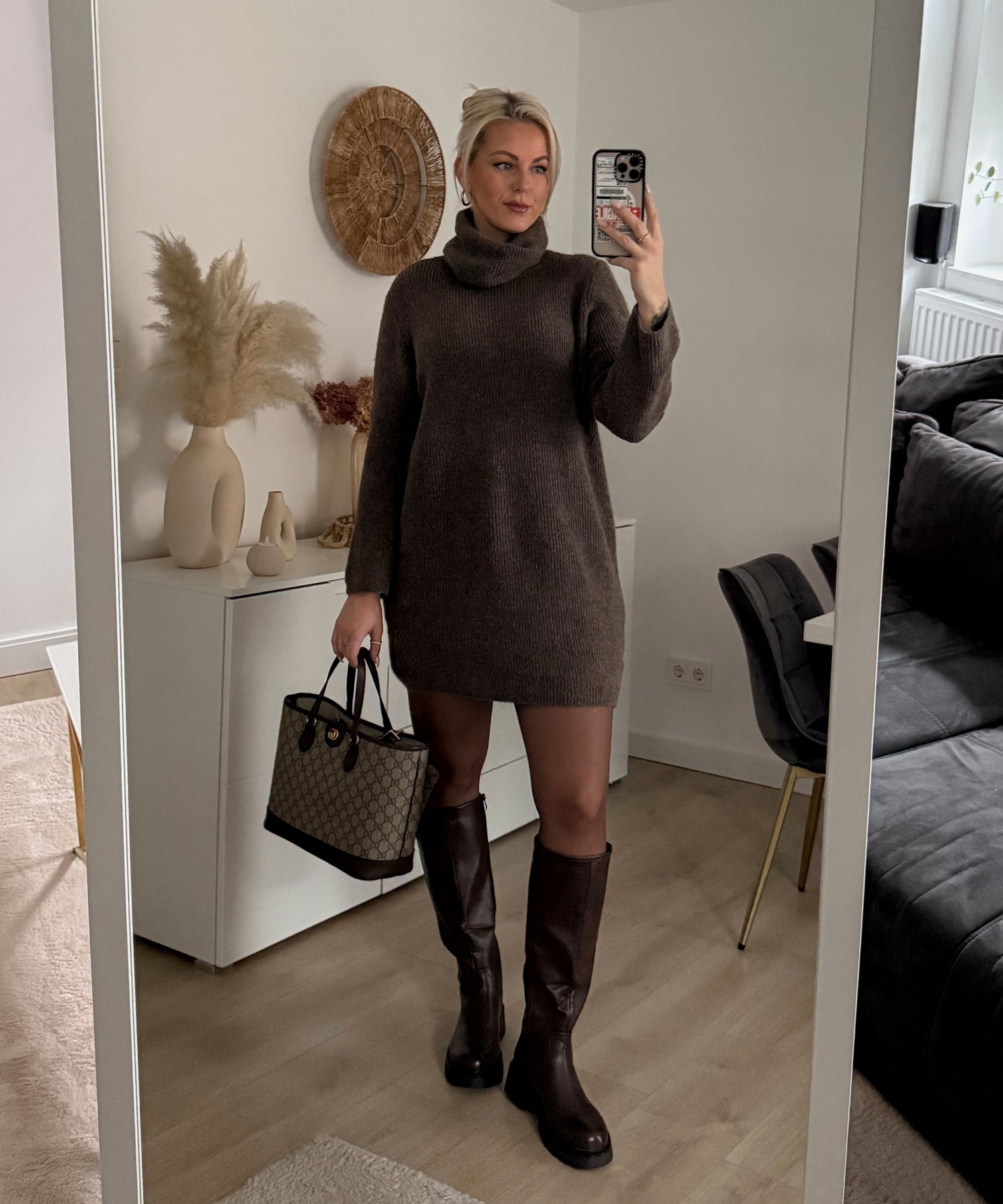 Vornehmes Damenkleid mit hohem Kragen
