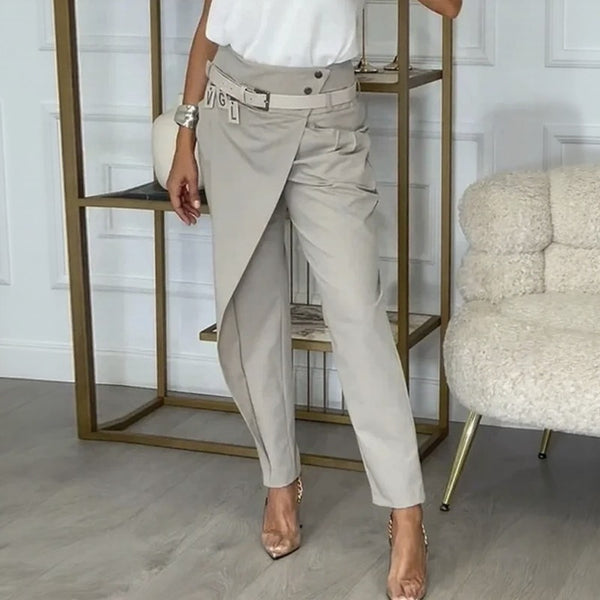 Zeitgemäße Damen Hose mit asymmetrischer Form