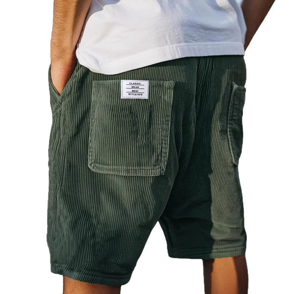 Moderne Herrenshorts für Sommertage