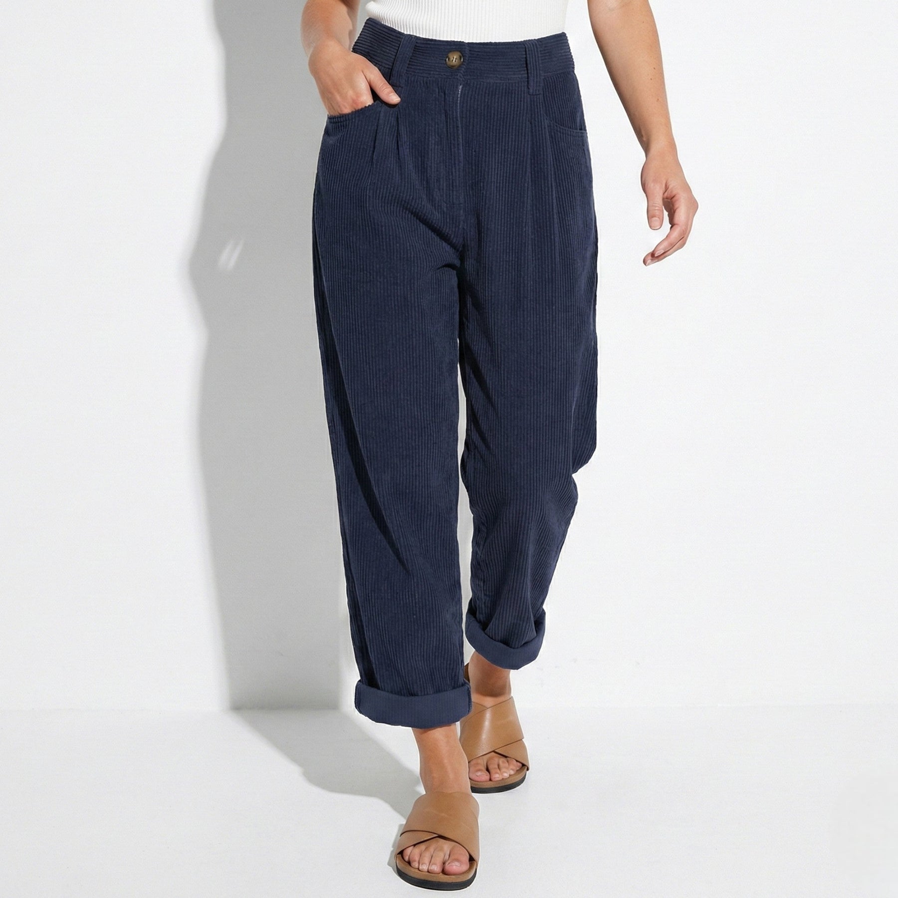 Damenhose mit Falten und Taschen