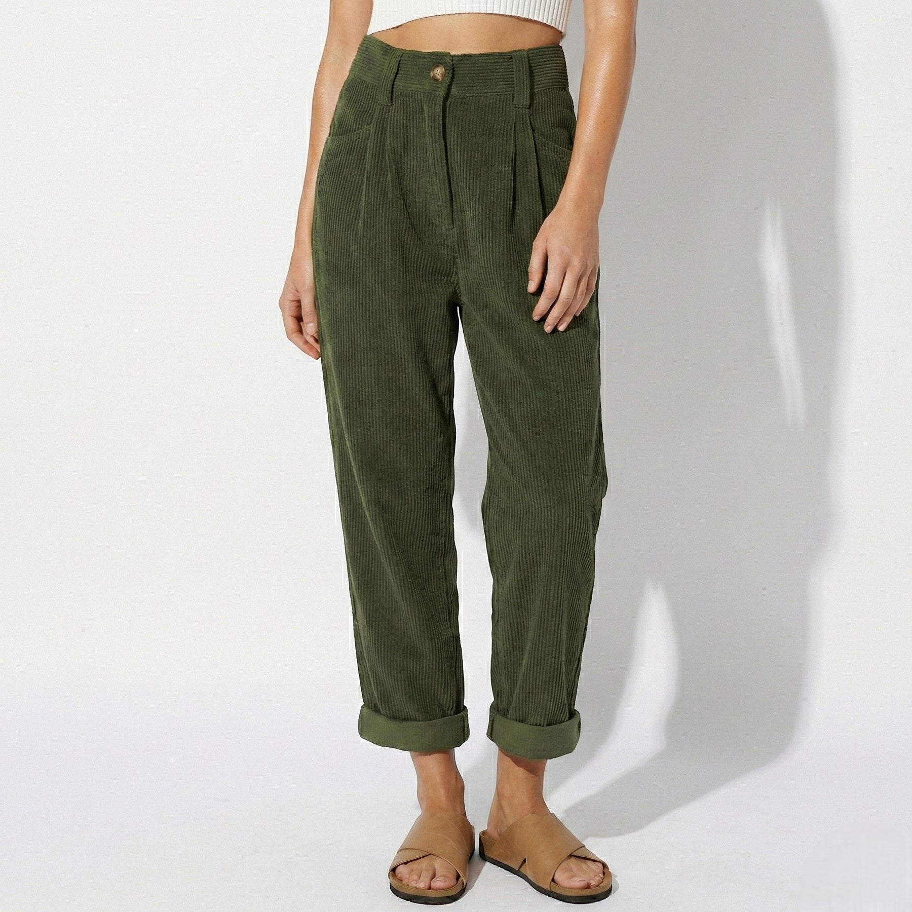 Damenhose mit Falten und Taschen