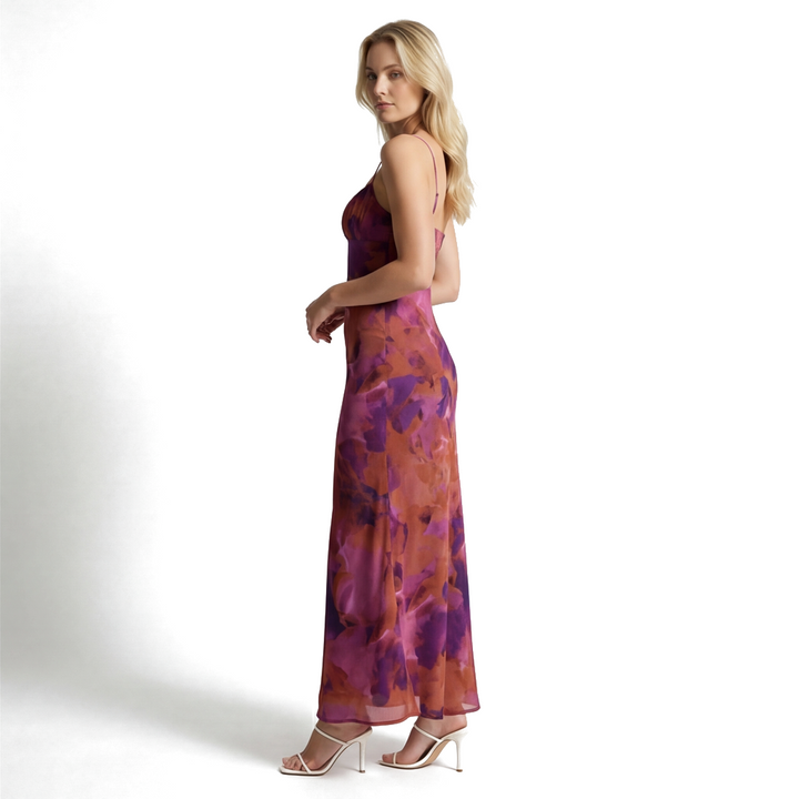 Langes Kleid mit feinen Trägern und Blumen