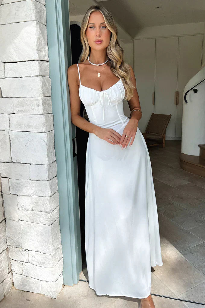 Sommerkleid mit schmalen Trägern und Schleife