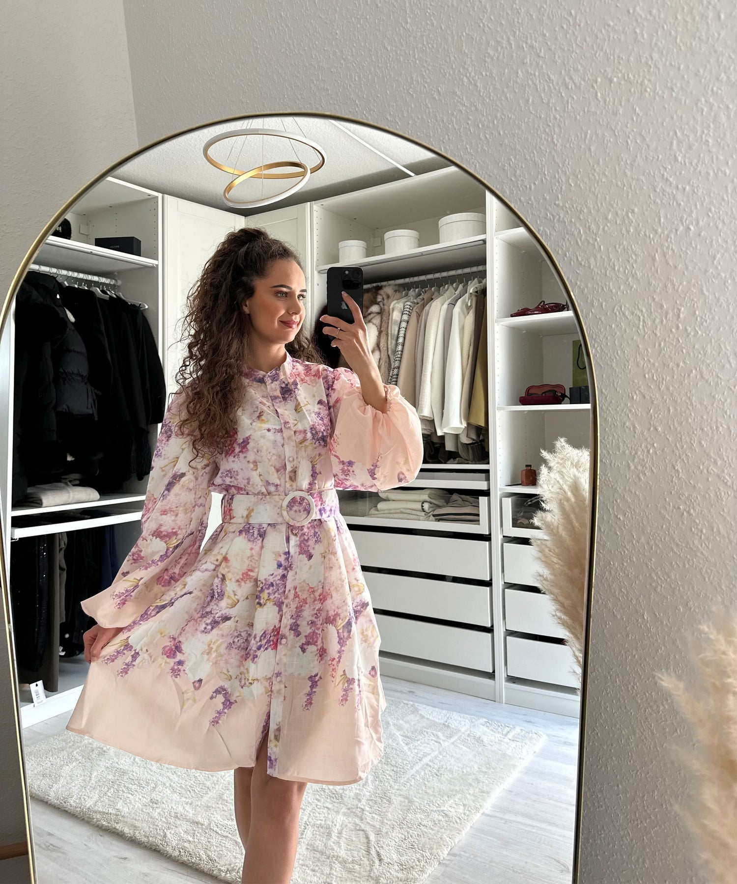 Kurzes Sommerkleid Mit Weiten Langen Ärmeln
