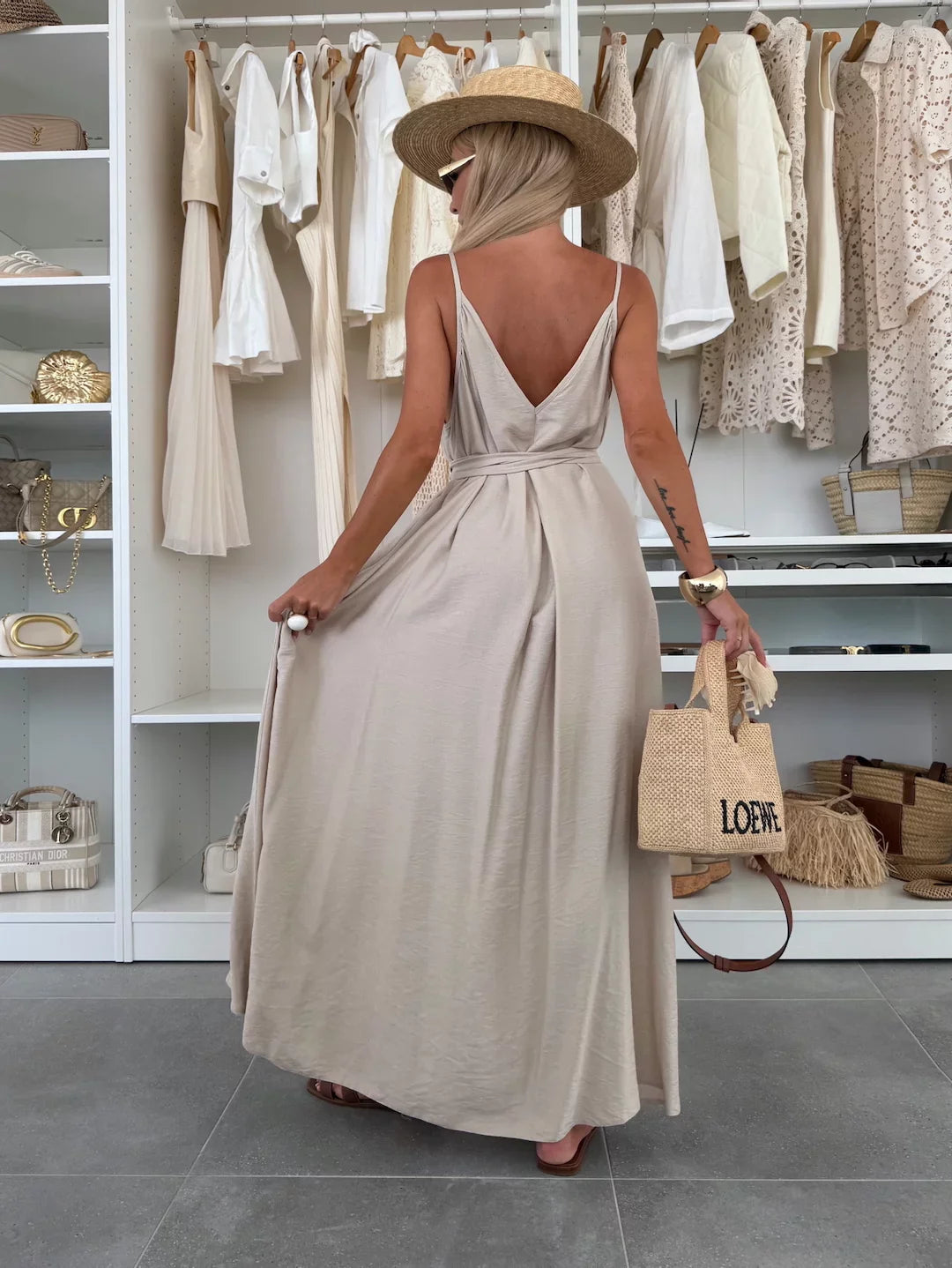 Maxikleid mit Trägern und Bindegürtel