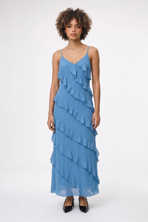Langes Kleid mit Volants und Trägern