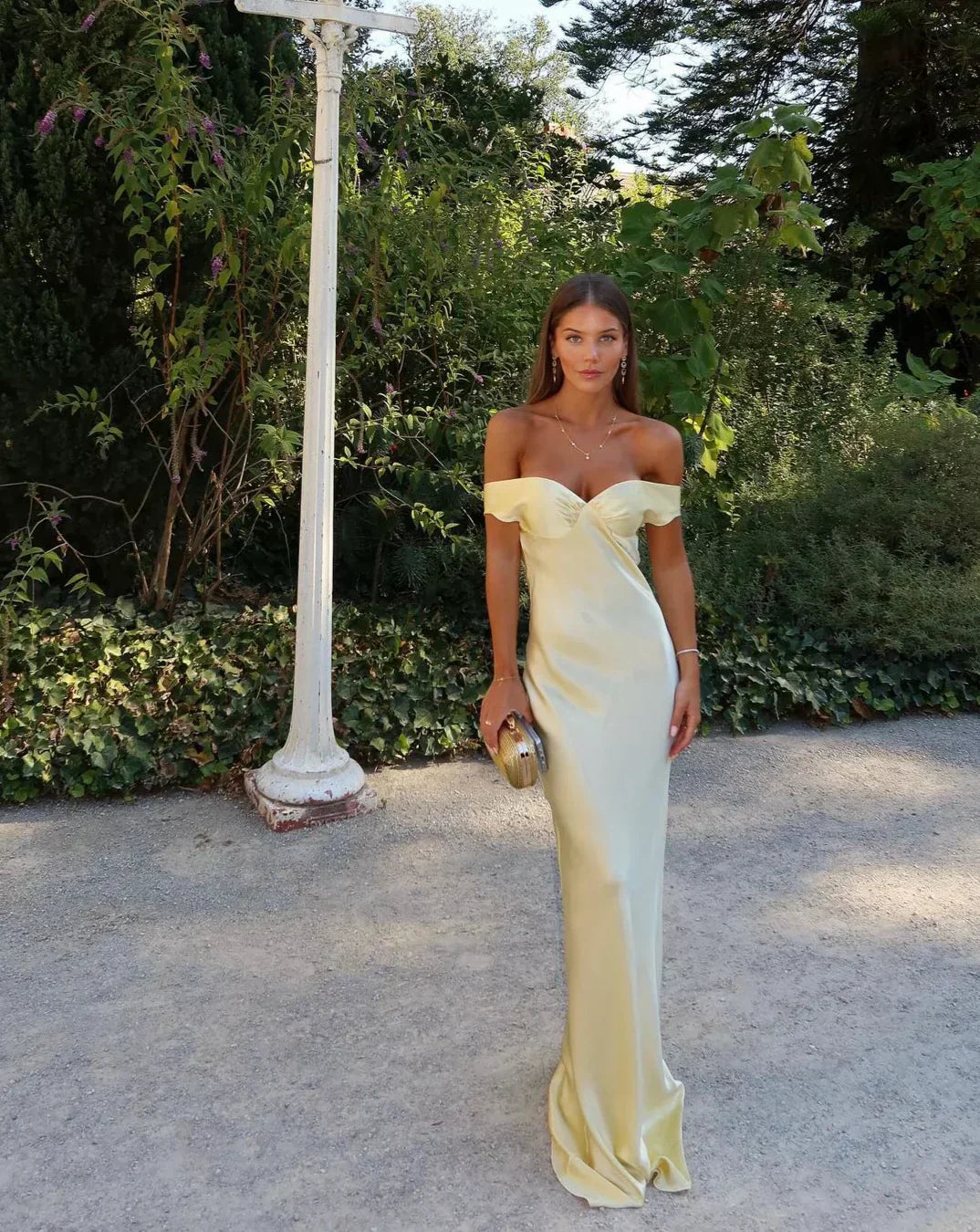 Langes Abendkleid mit offenem Rücken