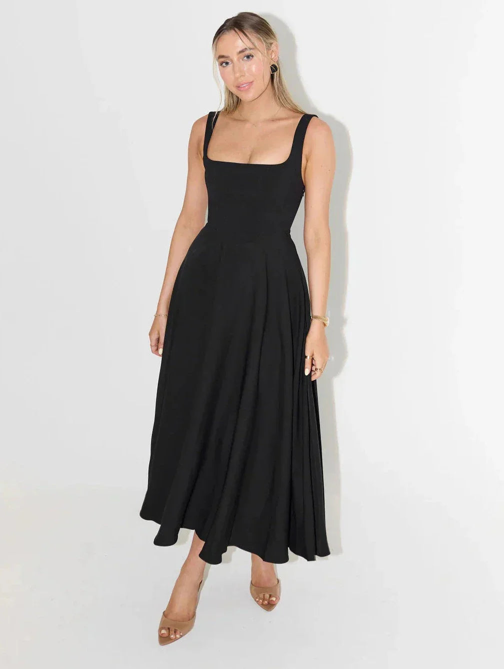 Sommerkleid mit eckigem Ausschnitt und weitem Rock