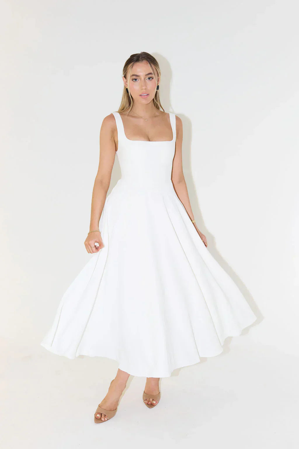 Sommerkleid mit eckigem Ausschnitt und weitem Rock