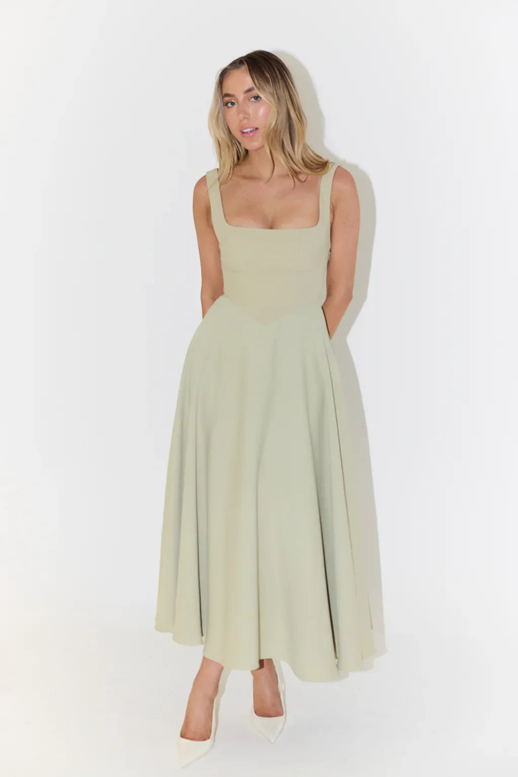 Sommerkleid mit eckigem Ausschnitt und weitem Rock