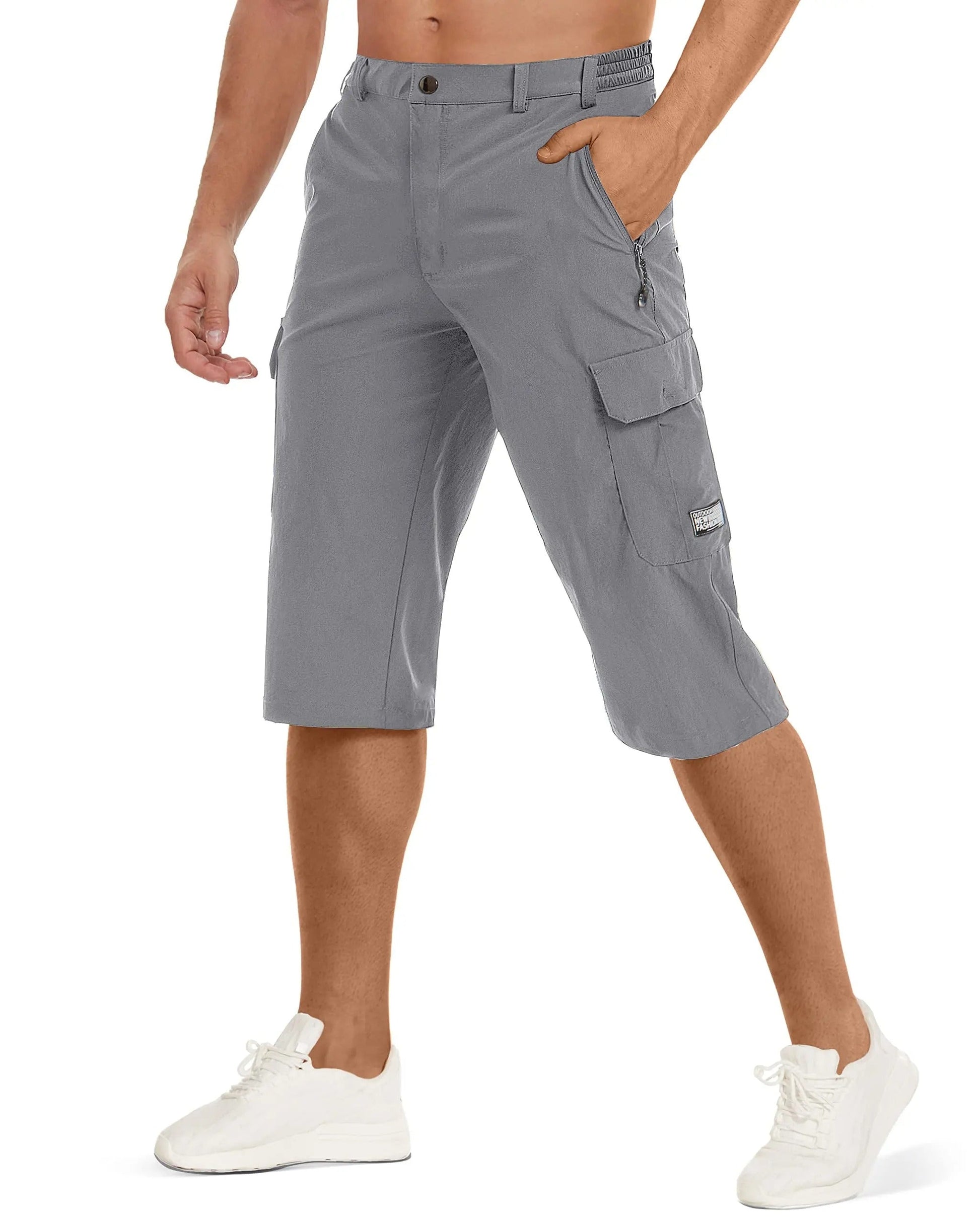 Kurze Herrenhose mit sichtbaren Taschen